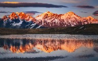Vista panorâmica do reflexo da montanha na água - quebra-cabeça