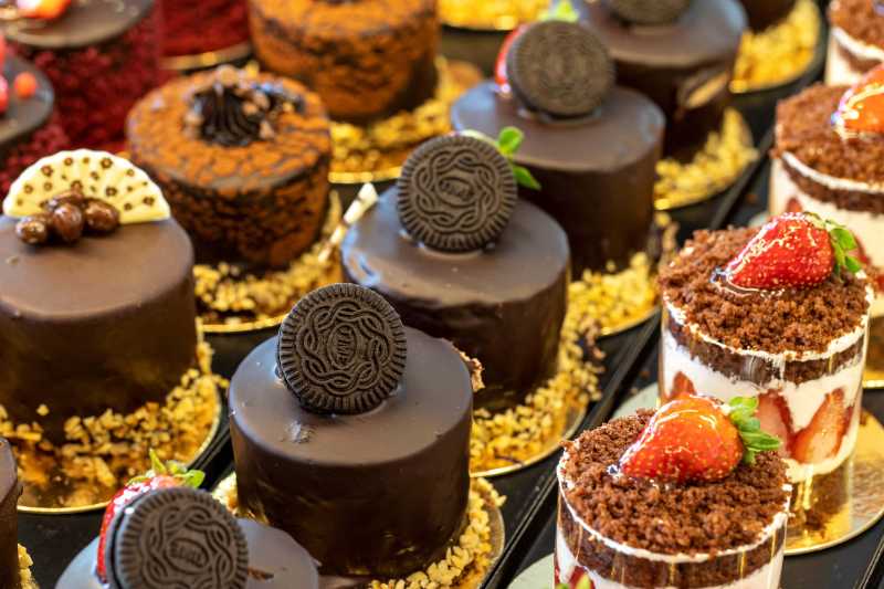 Piccole torte esposte al bancone della pasticceria