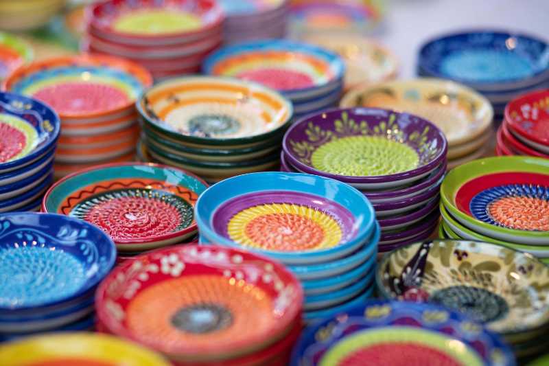 Pilha de pratos de cerâmica coloridos