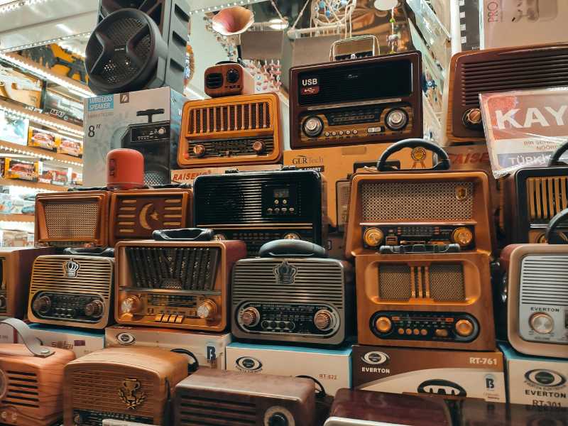 Stapel von Vintage-Radios in einem Elektronikgeschäft