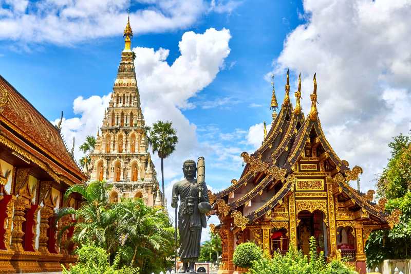 Stehende Statue und Tempel Wahrzeichen während des Tages
