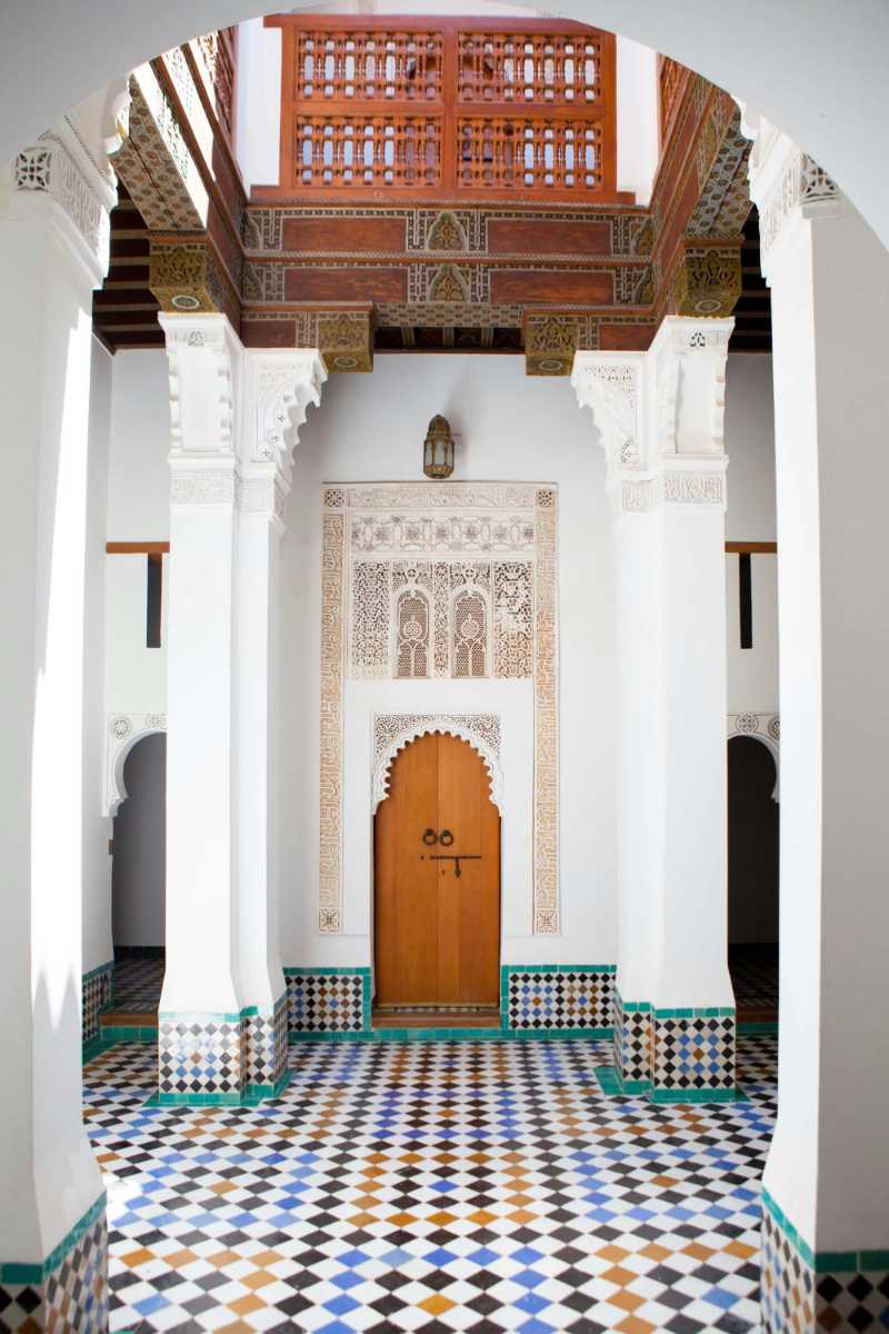 Splendido ingresso nel cortile del Riad marocchino con piastrelle Zellige
