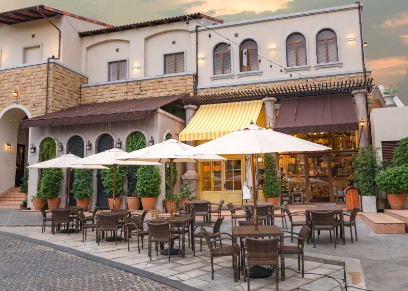 Mesa de centro de alimentação em estilo toscano na cidade ao entardecer e ao crepúsculo
