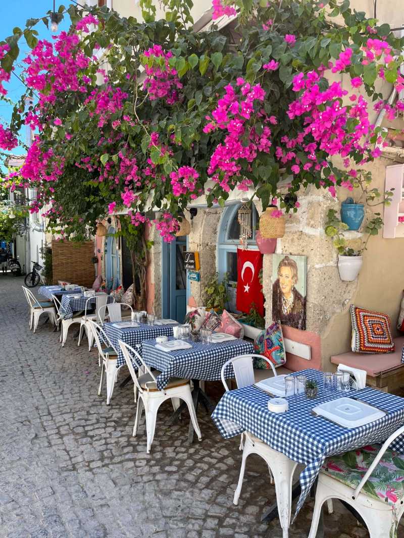 Tische und Stühle stehen vor einem Restaurant