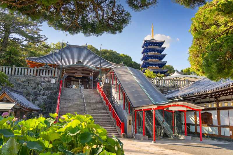 Takarazuka Nakasenji Temple Japan