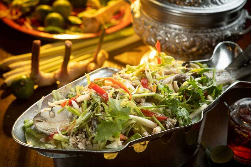 Pescado al vapor tailandés con hierbas y especias