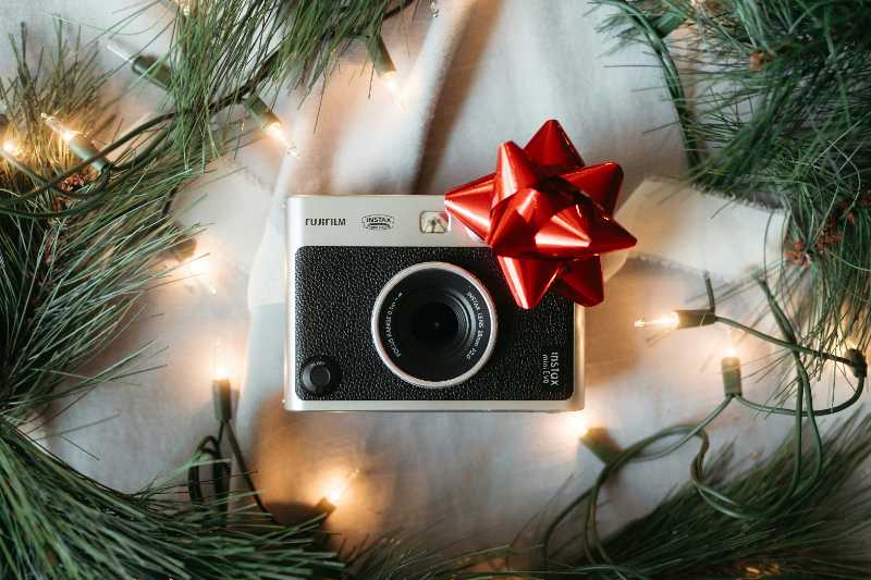 a christmas tree with a camera and a red bow - jigsaw puzzle