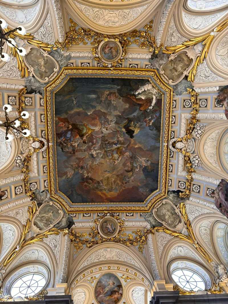 O teto da capela do palácio real de São Petersburgo