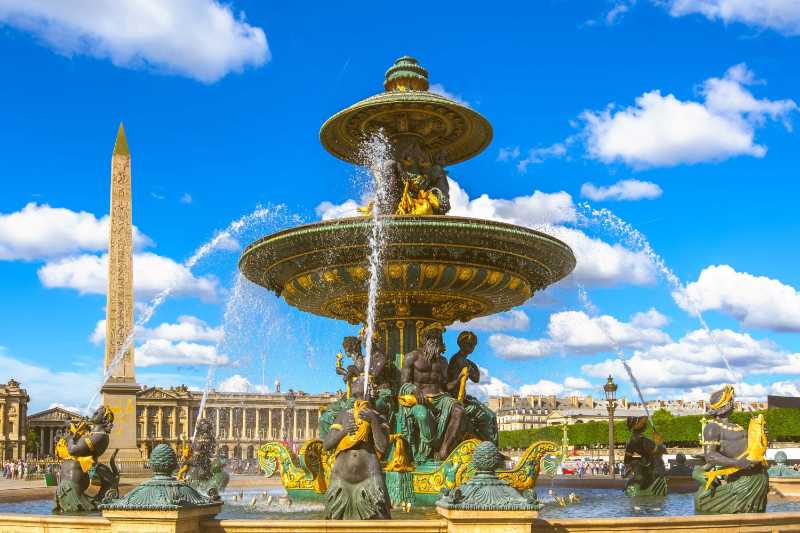 La fontana della Concorde e l'obelisco di Luxor in Place de la Concorde a Parigi Francia
