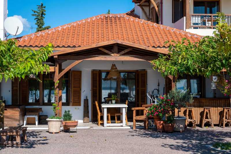 Der Vorgarten eines Restaurants in Nikiti Griechenland