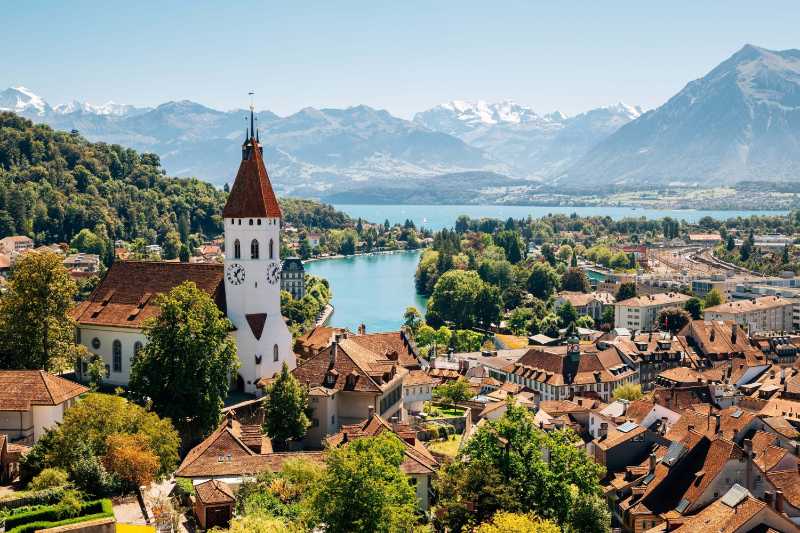 El espacio urbano de Thun con sus montañas y lagos alpinos en Suiza