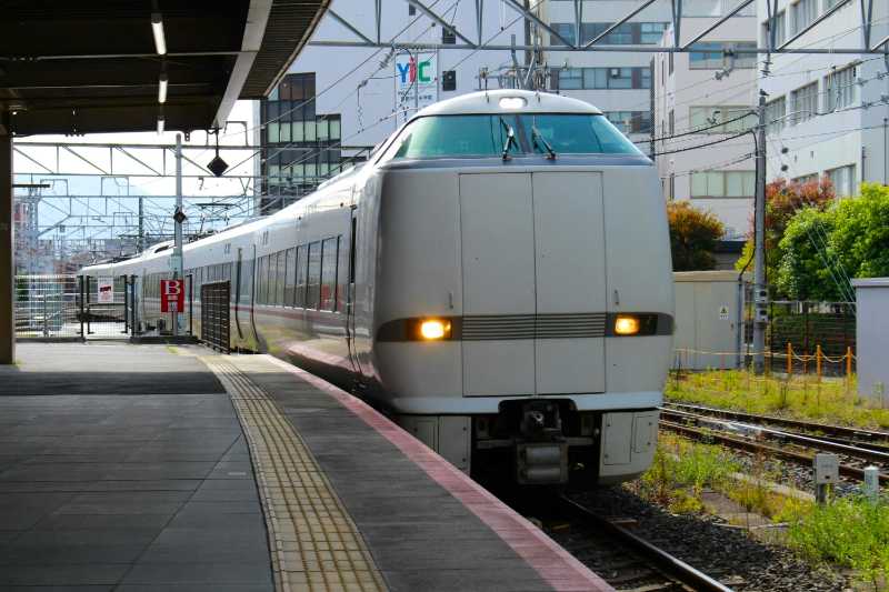 El tren Thunderbird llega a la estación