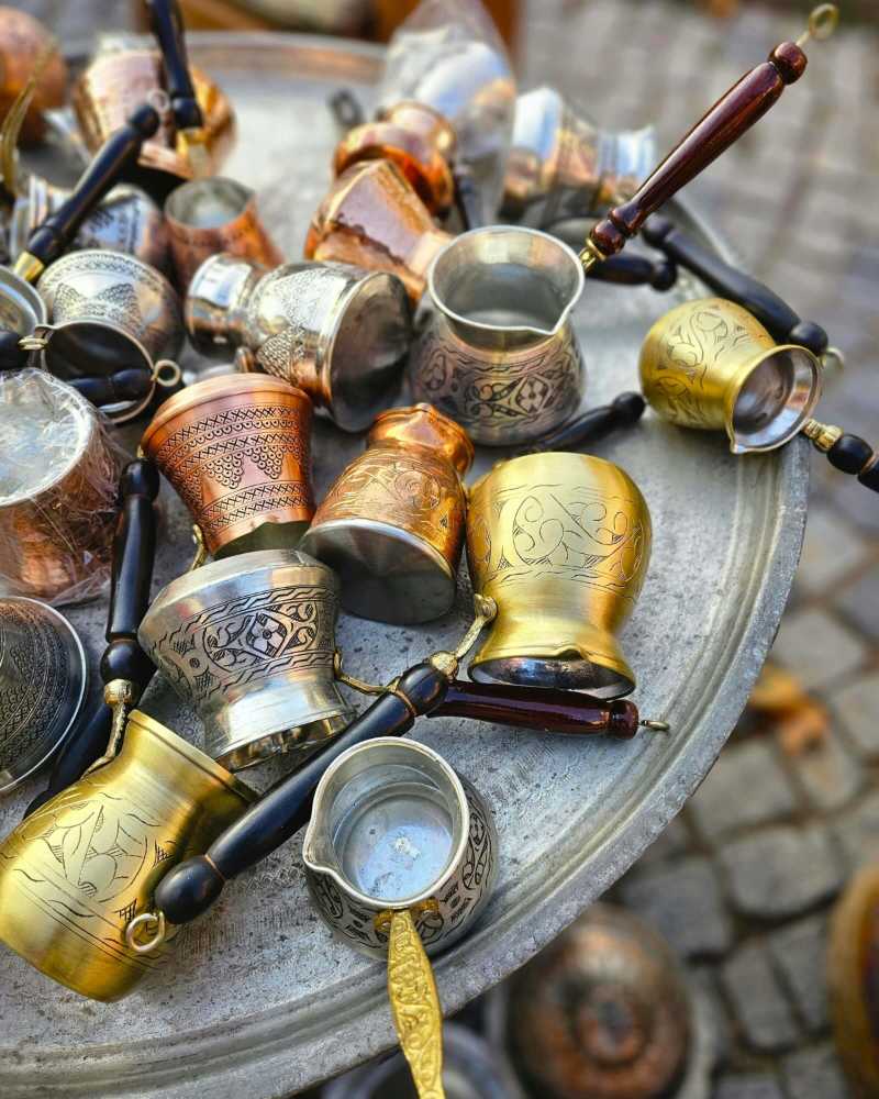 Cafeteras tradicionales de cobre grabadas
