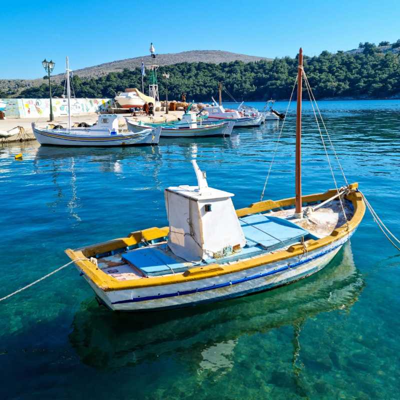 Traditionelles griechisches Fischerboot im kristallklaren Wasser