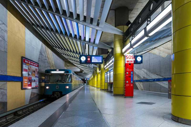 Zug auf einem Bahnhof