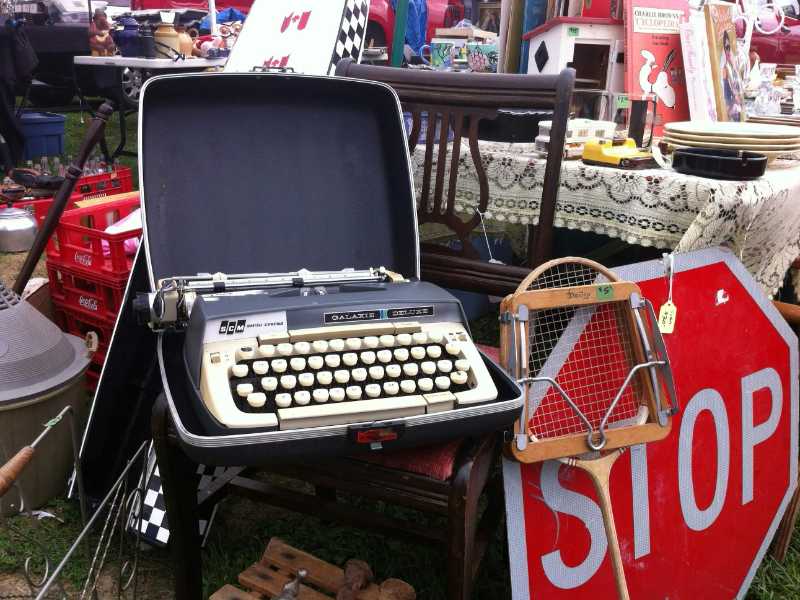 Machine à écrire sur un marché aux puces