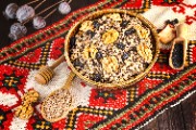 kutia plat de Noël ukrainien garni de noix de graines de pavot et de raisins secs présenté sur une serviette brodée - puzzle