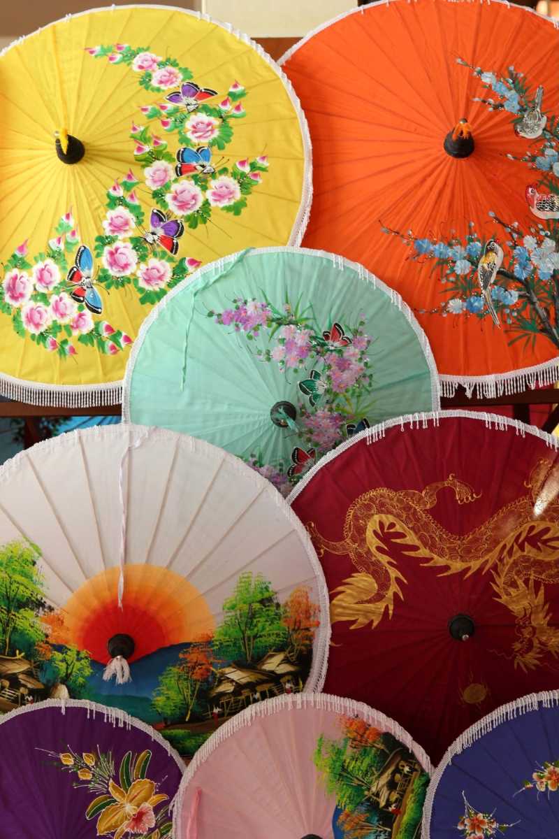 Parapluies aux motifs floraux et dragons