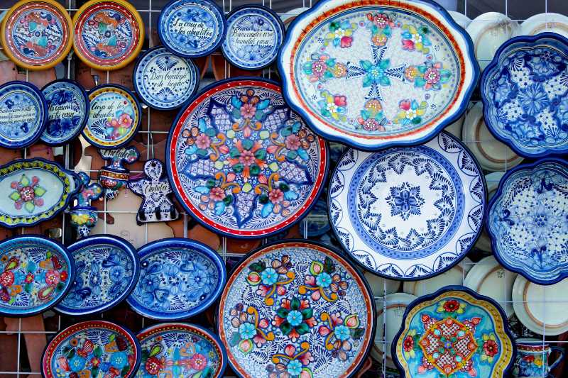 Lebendige mexikanische Talavera-Keramik-Ausstellung