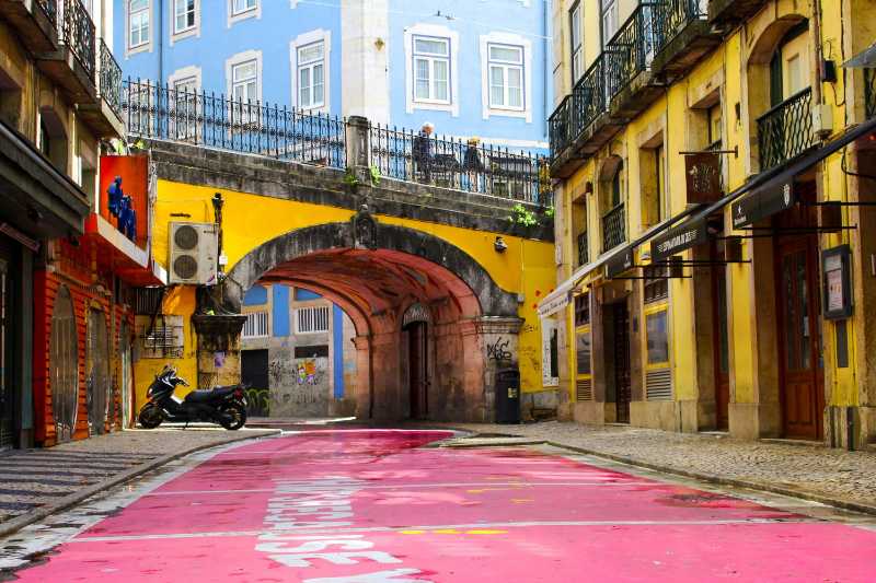 Calle rosa vibrante en Lisboa
