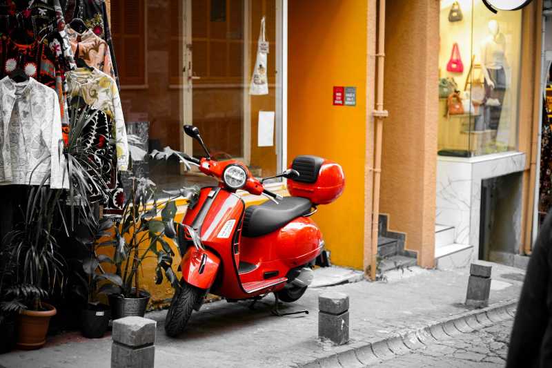 Leuchtend roter Roller in urbaner Straßenszene geparkt