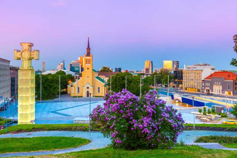Vista de la Plaza de la Libertad en Tallin Estonia