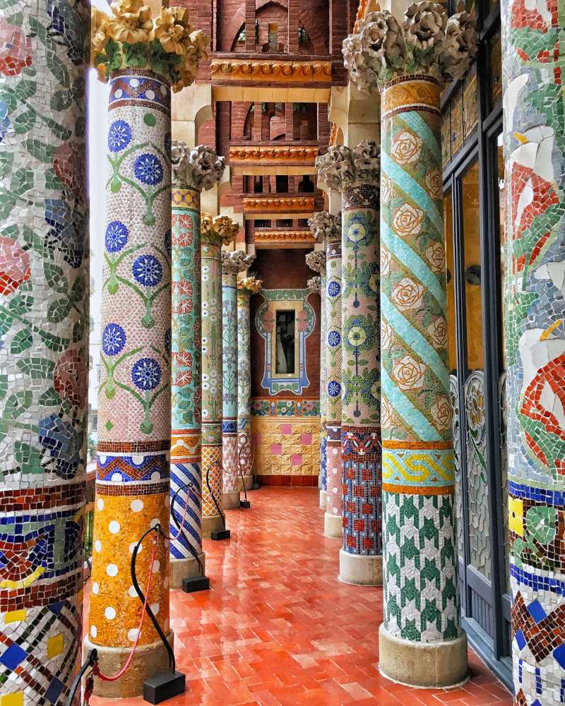 Vue d'un bâtiment multicolore