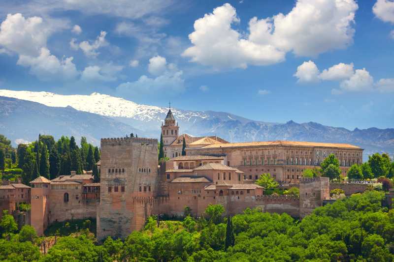 Vista della famosa antica fortezza araba dell'Alhambra a Granada