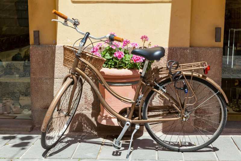 Vintage Fahrrad mit Korb und rosa Blumen