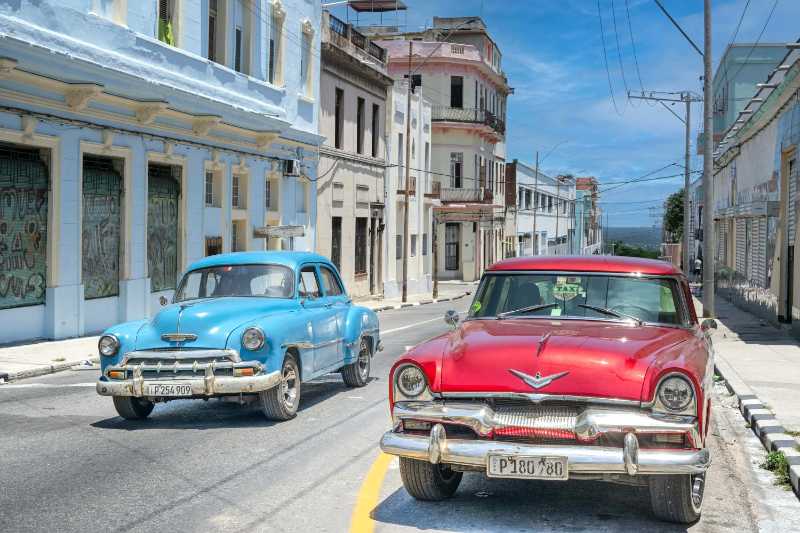 Carros antigos na rua Havana em Cuba