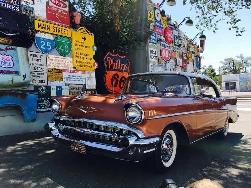 Voiture Chevrolet vintage sur la Route 66 à Albuquerque