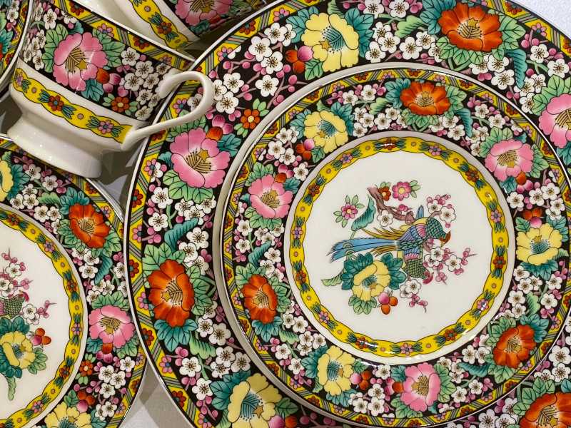 Platos y tazas vintage florales de Mikasa