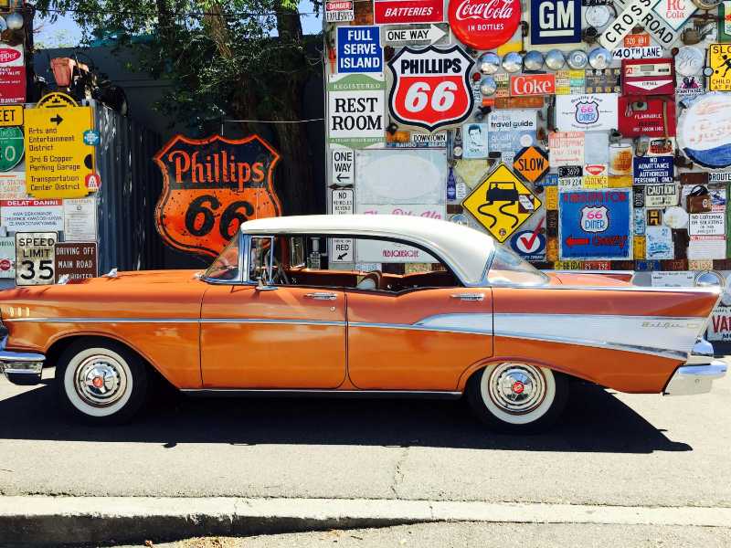 Orangefarbenes Oldtimer-Auto von Retro Sign Wall