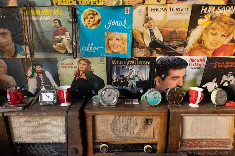Vintage-Radios und Schallplatten