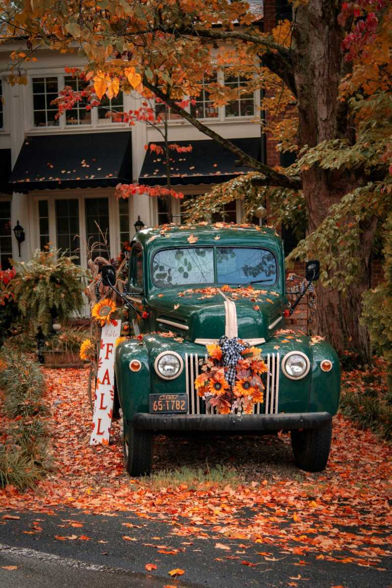 Oldtimer-LKW für den Herbst in grüner Umgebung dekoriert
