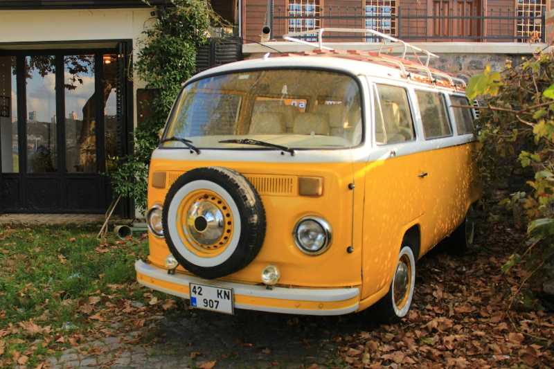 Vintage gelben Camper Van im Freien geparkt