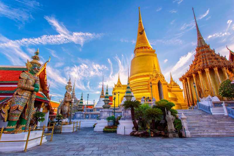 Templo antiguo Wat Phra Kaew en Bangkok