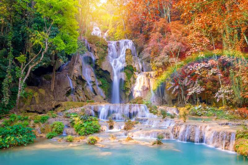Cascate circondate da fogliame colorato e arcobaleno