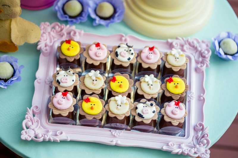 Weiße und schwarze Cupcakes auf weißem Plastiktablett