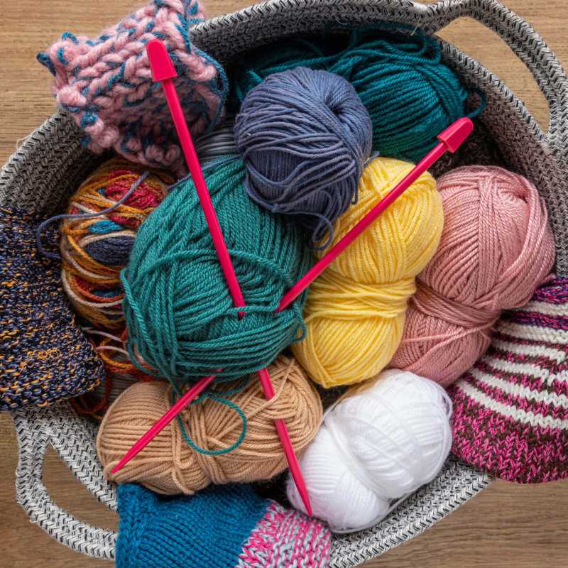Laine et aiguilles à tricoter dans un panier